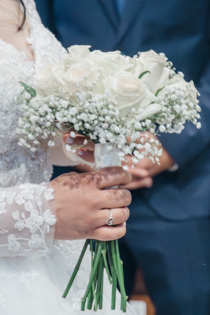 Detalhe do bouquet de rosas brancas